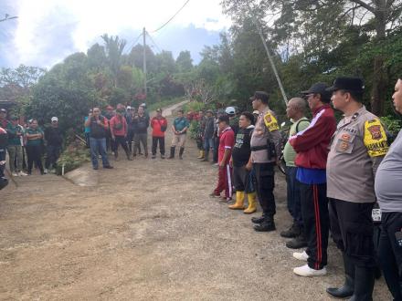 KEGIATAN PENANAMAN POHON DI KAWASAN HUTAN PUNCAK LANDEP